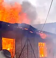İki katlı evi alevler sardı