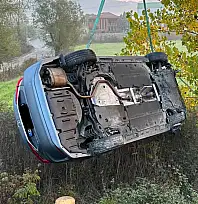 Otomobil şarampole devrildi