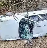 Otomobil Şarampole Yuvarlandı