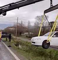 Otomobil su kanalına düştü