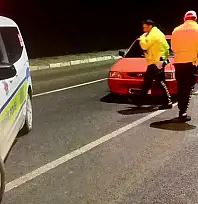 Polis ihbar edilen aracın önünü kesti