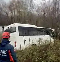 Servis minibüsü yoldan çıktı