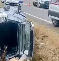 Takla atan araç yol kenarına devrildi