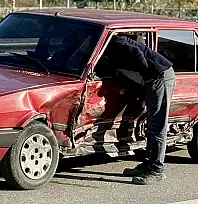 Yolcu minibüsü ile otomobil çarpıştı