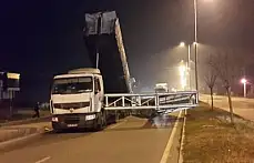 Açılan Kamyon damperi tabelayı devirdi