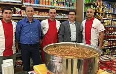 Akmar Market Müşterilerine Aşure İkram Etti 