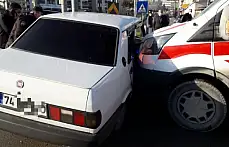 Ambulans ile otomobil çarpıştı