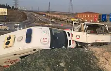 Ambulans taşıyan çekici kaza yaptı