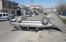 Bankete çarpan otomobil takla attı