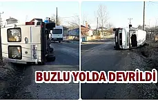 Buzlu yolda kayan minibüs devrildi