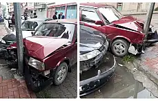 Çarpışan araçlardan bir elektrik direğine vurdu