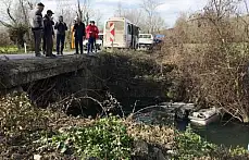 Dereye uçan otomobil suya gömüldü