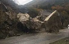 Dev kayalar yola düştü