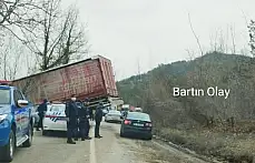 Devrilen tır yolu kapattı
