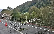 Fırtınada faciadan dönüldü, 3 direk yıkıldı