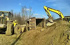 Hafriyat kamyonu devrildi