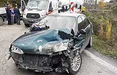 İki araç kafa kafaya çarpıştı