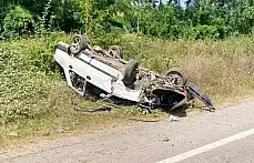 İki araca çarpıp takla attı