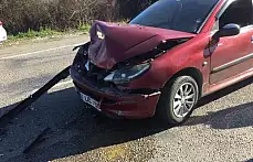 İki otomobil çarpıştı, 3 yaralı