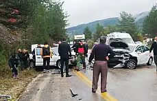 İki otomobil kafa kafaya çarpıştı