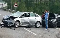 İki Otomobil Kafa Kafaya Çarpıştı