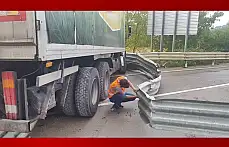 Islak yolda bariyerlere çarpıp karşı şeride geçti