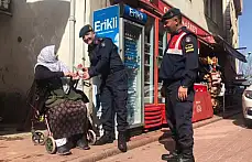 Jandarmadan kadınlara karanfil