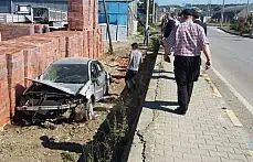 Kaldırımı aşıp şarampole uçtu