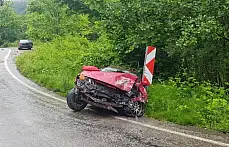 Kamyonet ile otomobil çarpıştı, 3 yaralı