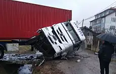 Kanala giren tır devrildi