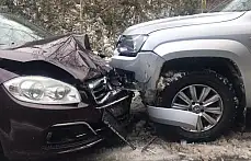 Karda kayan araçlar kafa kafaya çarpıştı