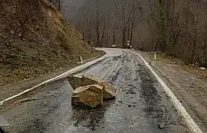 Kaya parçaları yola düştü