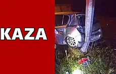 Kayan araç direğe çarptı