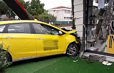 Kontrolden çıkan otomobil iş yerine çarptı