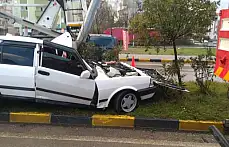 Kontrolden çıkıp elektrik direğine çarptı