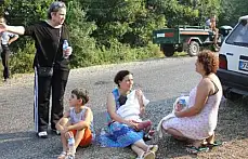 Koyda mahsur kalan 14 kişi kurtarıldı