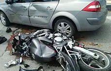 Motosiklet iki otomobil ile çarpıştı