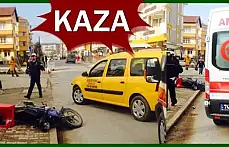 Motosiklet ile taksi çarpıştı