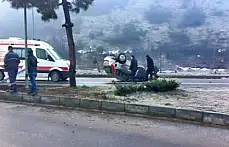 Otomobil buz tutan yolda takla attı