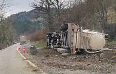 Otomobil ile çarpışan tır devrildi