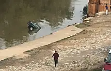 Otomobil ırmağa düştü