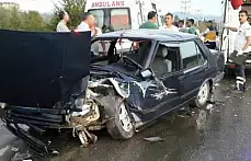 Otomobil işçi servisine çarptı, 4 yaralı