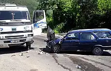 Otomobil kamyonla çarpıştı: 4 yaralı