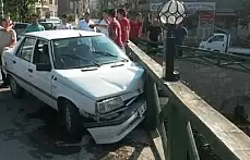 Otomobil korkuluklara çarptı