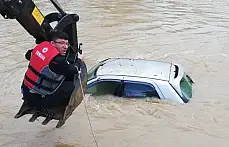 Otomobil suya gömüldü