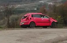 Otomobil uçuruma yuvarlandı