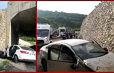 Otomobil üst geçitten aşağıya düştü 