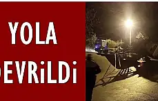 Paletli vinç kayarak yola devrildi