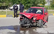 Park halinde bulunan tıra çarptı