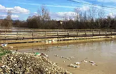 Sular yükseldi, köprü ulaşıma kapandı